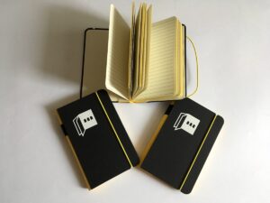 quaderno nero con tasca bordo giallo