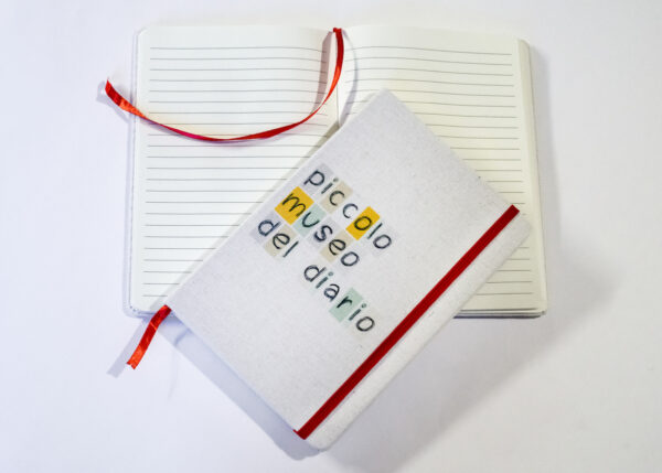 quaderno grande in tela con elastico rosso