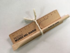 set righello-segnalibro e penna in carta