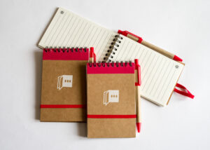 taccuino avana e rosso con pagine a righe