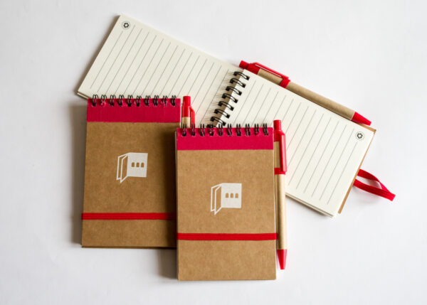 taccuino avana e rosso con pagine a righe