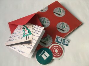 carta regalo rossa con biglietto natalizio