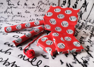 carta regalo natalizia rossa