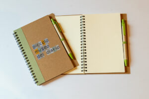 quaderno medio con penna e bordo verde lime