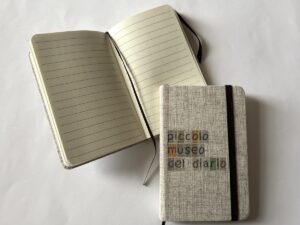 quaderno piccolo in tela con elastico marrone