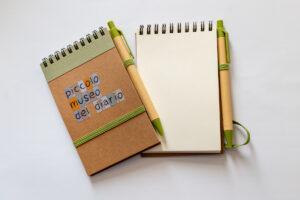 taccuino con penna e bordo verde lime